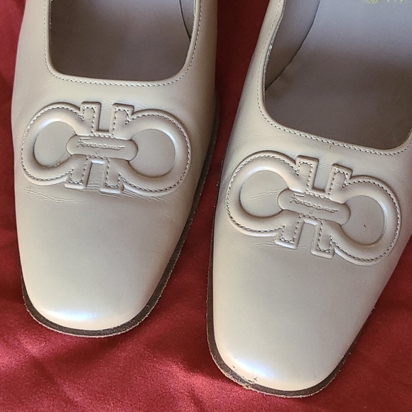 Authentic salvatore ferragamo tan heels - Picture 3 of 5